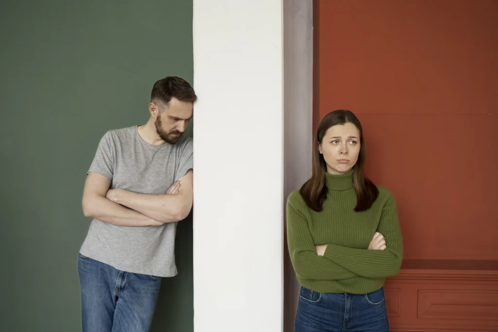 Couple en pleine dispute symbolisant les tensions liées à la séparation des biens et au partage après un divorce.