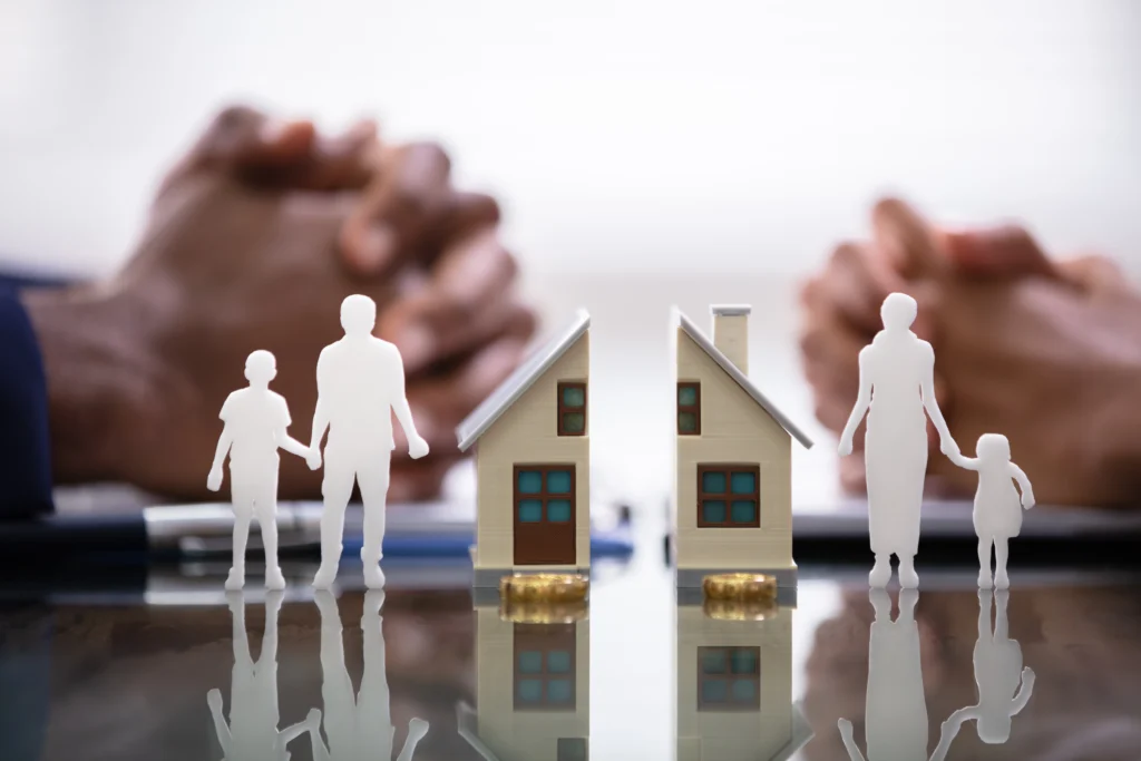 Illustration de la séparation d’un bien immobilier entre deux familles après un divorce, représentant le concept d’indivision.