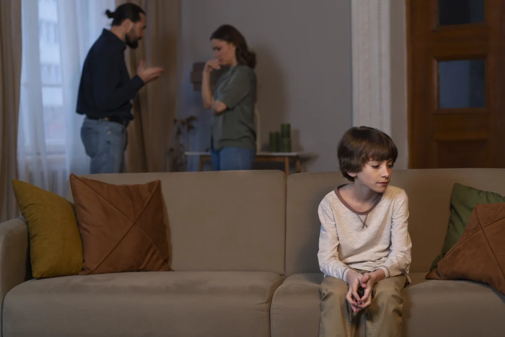 Enfant triste illustrant l’impact de la séparation des parents dans un contexte de conflit familial