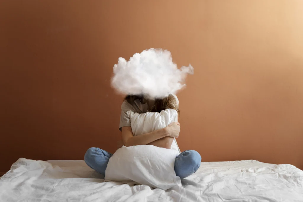 Femme illustrant les 7 phases de la rupture avec une tête en nuage symbolisant le choc émotionnel