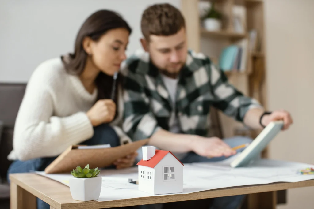 divorce laisser la maison gratuitement conjoint sans soulte : Couple en train d'étudier les modalités de leur divorce pour laisser la maison gratuitement sans soulte