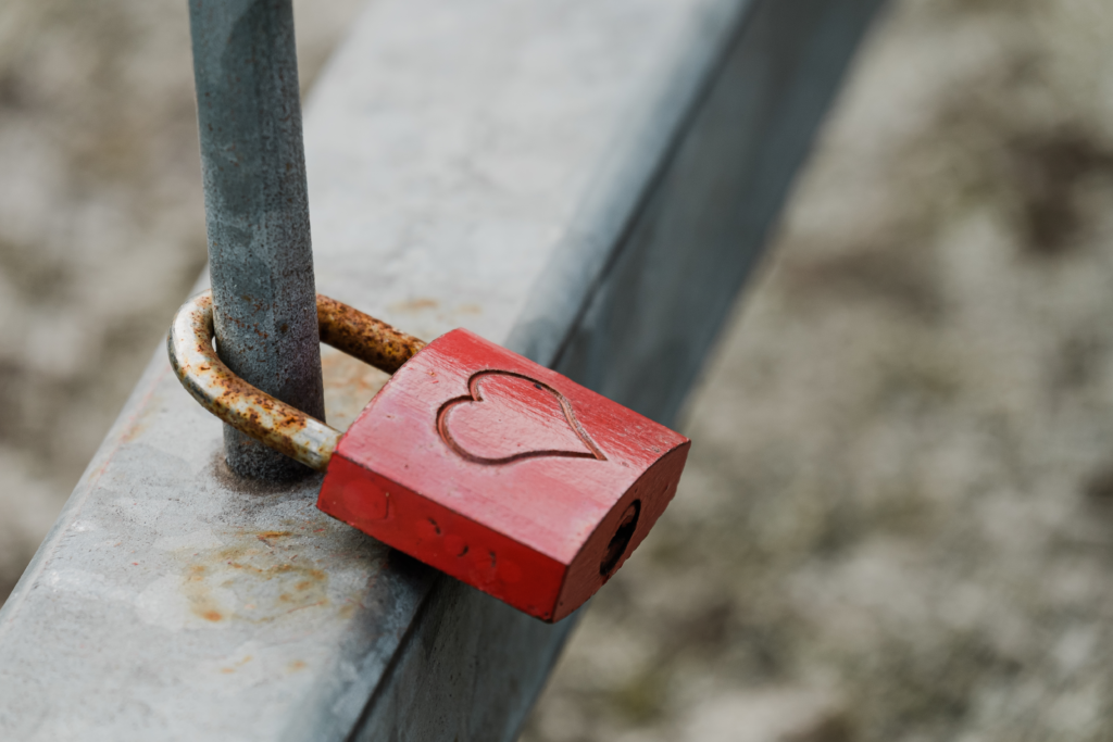 Cadenas rouge en forme de cœur symbolisant la dépendance affective en amour