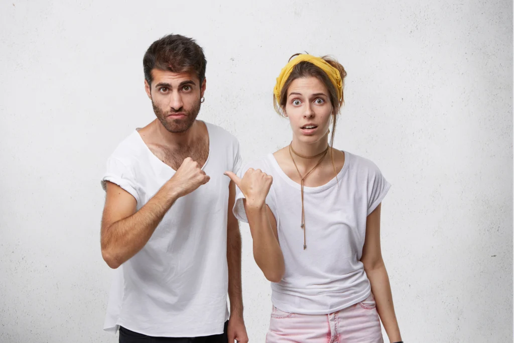 Un couple qui se dispute, représentant un red flag chez un homme et les signaux d’alerte à reconnaître dans une relation amoureuse.