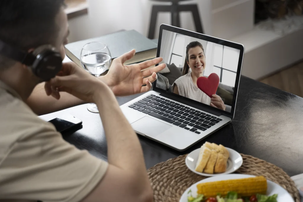 Couple en relation à distance qui communique en appel vidéo, renforçant les liens grâce aux petites attentions malgré les kilomètres.