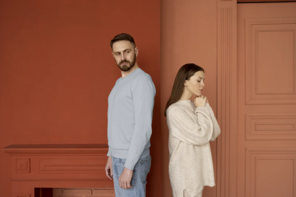 Couple qui illustre la difficulté de se sentir seule en couple et la distance émotionnelle entre partenaires