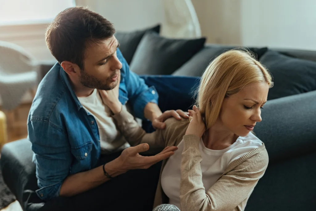 Femme en couple refusant de communiquer avec son partenaire, illustration du Syndrome du sauveur