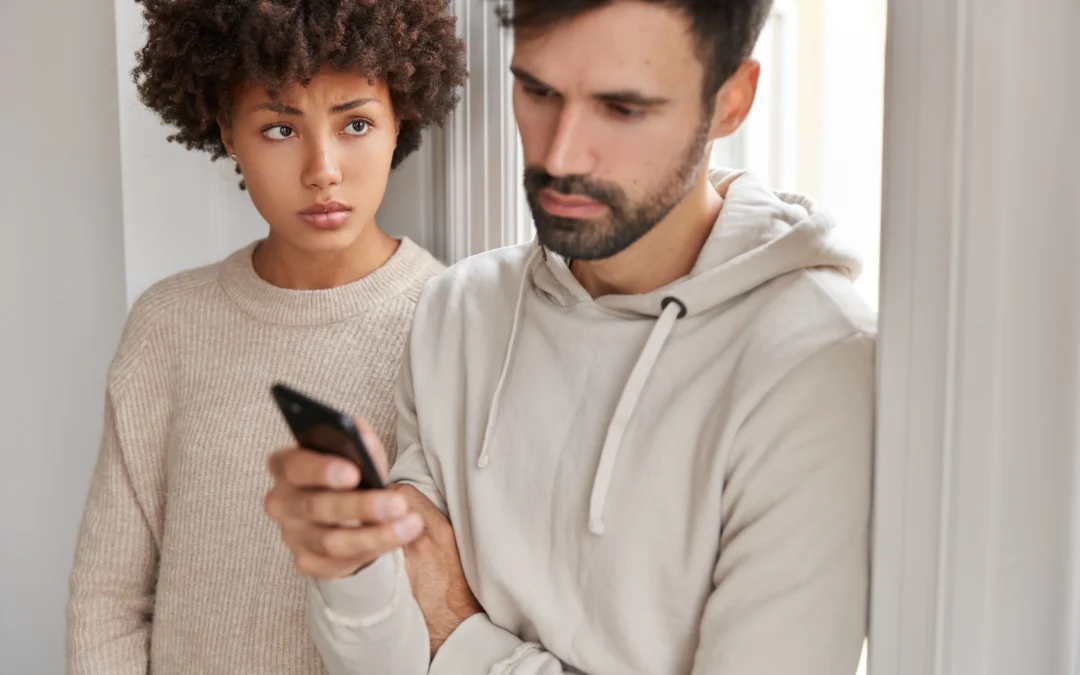 Pourquoi il me trompe mais reste avec moi ?